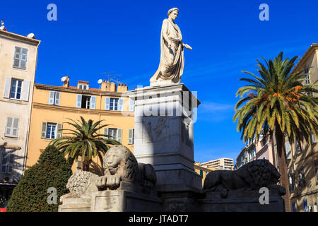 Statue von Napoleon als römischer Kaiser, mit Löwen und Palmen, pastellfarbenen Gebäuden, Place Foch, Ajaccio, Korsika, Frankreich Stockfoto