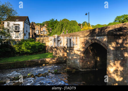 Brücke über den Fluss Derwent im frühen Morgenlicht im Frühjahr, Matlock, Derbyshire Dales, Derbyshire, England, Vereinigtes Königreich Stockfoto