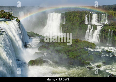 Regenbogen über die Iguazu Wasserfälle, gesehen von der brasilianischen Seite, UNESCO, Foz do Iguacu, Parana, Brasilien Stockfoto