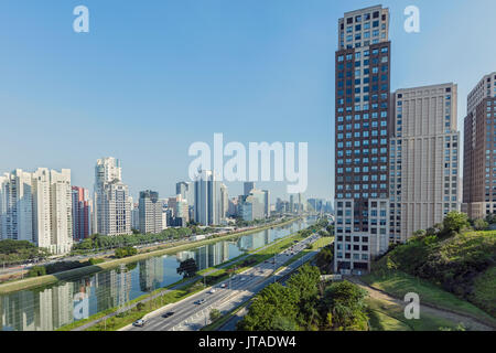 Verkehr auf Marginal Pinheiros urban Highway, die pinheiros Rriver und Skyline der Rua Berrini in Brooklin, Sao Paulo, Brasilien Stockfoto