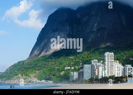 Sao Conrado Strand und die Pedra da Gavea in Rio de Janeiros südlicher Zone, Rio de Janeiro, Brasilien Stockfoto