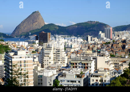 Ansicht einer Favela mit dem Zuckerhut im Hintergrund, Rio de Janeiro, Brasilien Stockfoto