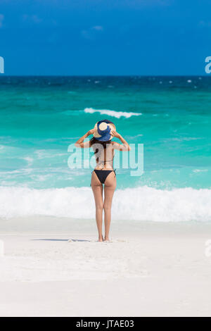 Eine Junge Brasilianische Frau In Einem Bikini Auf Arraial Do Cabo