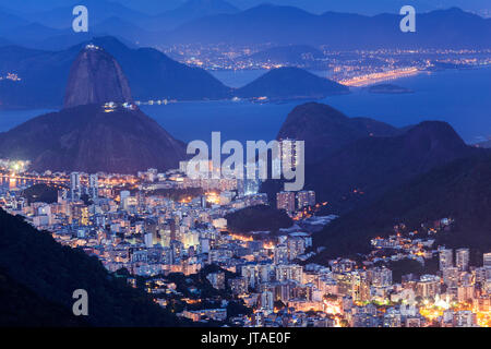 Blick auf den Zuckerhut und die Bucht von Guanabara bei Nacht von Tijuca Nationalpark, Rio de Janeiro, Brasilien Stockfoto