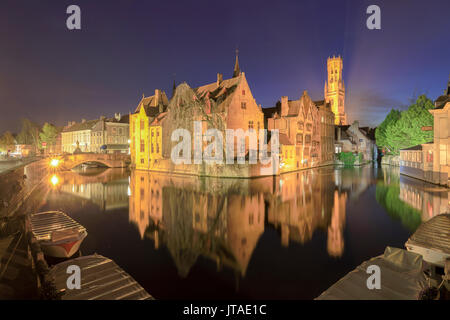 Das mittelalterliche Stadtzentrum, UNESCO, durch Rozenhoedkaai Kanal in der Nacht, Brügge, Westflandern, Belgien, Europa Stockfoto