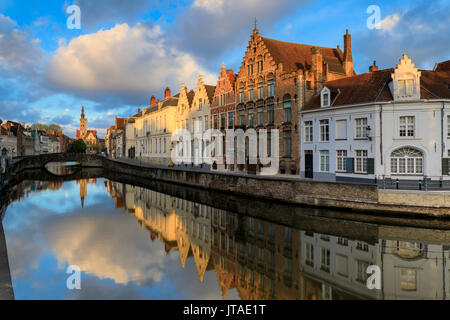 Rosa Wolken in der Morgendämmerung auf den Belfried und historische Gebäude im typischen Kanal, Brügge, Westflandern, Belgien, Europa Stockfoto