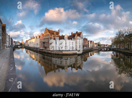 Rosa Wolken in der Morgendämmerung auf den Belfried und historische Gebäude im typischen Kanal, Brügge, Westflandern, Belgien, Europa Stockfoto