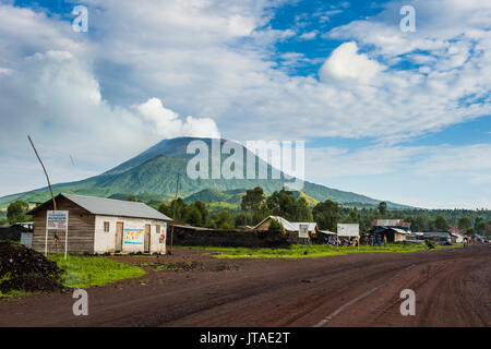 Mount Nyiragongo drohenden hinter der Stadt Goma, Demokratische Republik Kongo, Afrika Stockfoto