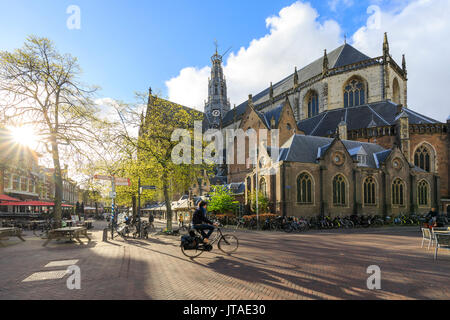 Fahrräder in der Fußgängerzone neben dem alten Kirche Grote Kerk, Haarlem, Nord Holland, Niederlande, Europa Stockfoto