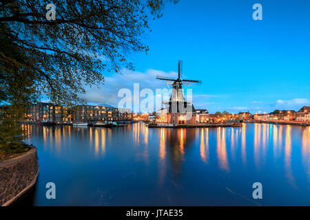 Dämmerung leuchten auf der Mühle De Adriaan, spiegelt sich in den Fluss Spaarne, Haarlem, Nord Holland, Niederlande, Europa Stockfoto