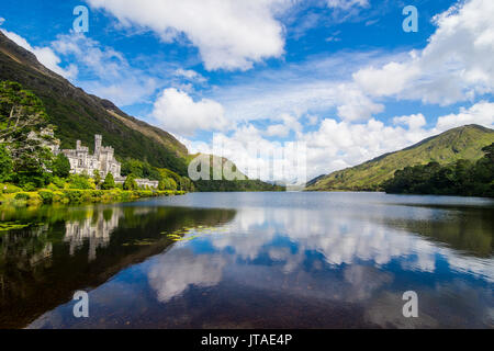 Kylemore Abbey auf dem Pollacapall Lough, den Connemara National Park, County Galway, Connacht, Republik Irland, Europa Stockfoto