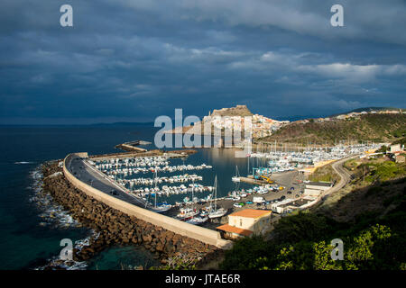 Dramatische Licht über der Altstadt von Castelsardo mit seiner Yacht Hafen, Sardinien, Italien, Mittelmeer, Europa Stockfoto