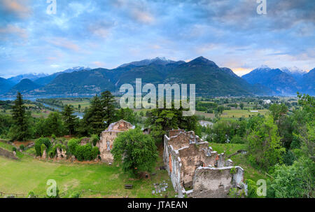 Panorama der antiken Ruinen der Festung Fuentes umrahmt von grünen Hügeln in der Morgendämmerung, Colico, Lecco Provinz, Valtellina, Lombardei, Italien Stockfoto