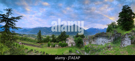 Panorama der antiken Ruinen der Festung Fuentes umrahmt von grünen Hügeln in der Morgendämmerung, Colico, Lecco Provinz, Valtellina, Lombardei, Italien Stockfoto