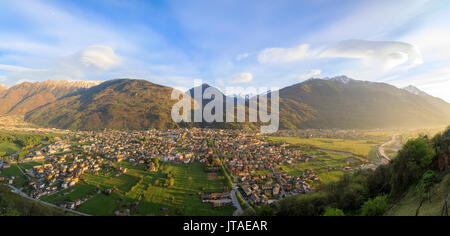 Panorama der Stadt von Morbegno bei Sonnenuntergang, Provinz von Sondrio, Valtellina, Lombardei, Italien, Europa Stockfoto