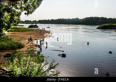 Die Einheimischen spielen in den Gewässern des Weißen Nil, Juba, Südsudan, Afrika Stockfoto