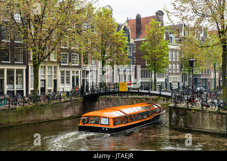 Kanal Boot unter einer Brücke auf der Brouwersgracht, Amsterdam, Niederlande, Europa,