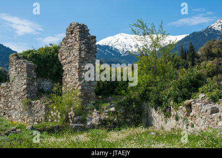 Die antiken Ruinen von Mystras, UNESCO, und die schneebedeckten Taygetos Berge in der Ferne, Peloponnes, Griechenland, Europa Stockfoto