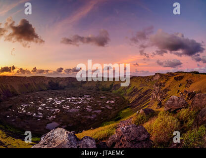 Krater des Rano Kau Vulkan bei Sonnenuntergang, Osterinsel, Chile Stockfoto