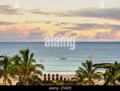 Moais in Ahu Nau Nau von der Anakena Strand bei Sonnenaufgang, Erhöhte Ansicht, Rapa Nui Nationalpark, UNESCO, Easter Island, Chile Stockfoto