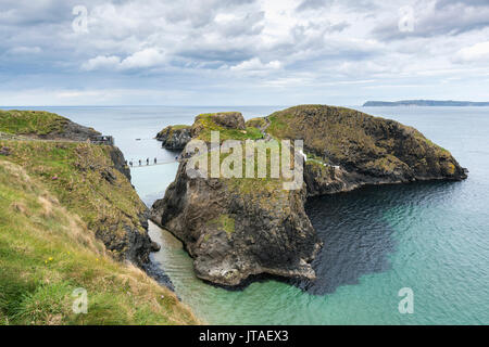 Ansicht des Carrick eine Rede Rope Bridge, Ballintoy, Ballycastle, County Antrim, Ulster, Nordirland, Großbritannien, Europa Stockfoto