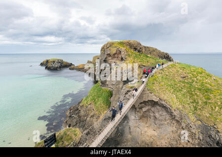 Ansicht des Carrick eine Rede Rope Bridge, Ballintoy, Ballycastle, County Antrim, Ulster, Nordirland, Großbritannien, Europa Stockfoto