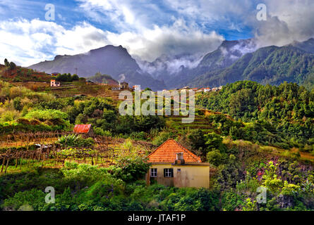 Erhöhten Blick auf Dorf und Baum bedeckte Hügel und Berge bei Lameiros, in der Nähe von Sao Vicente Madeira, Portugal, Atlantik, Europa Stockfoto