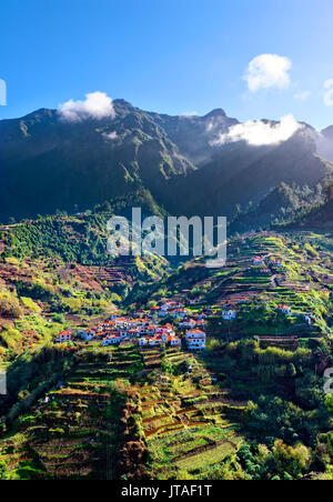 Blick auf Dorf und baum Hügel und Berge in der Nähe von Ponta Delgada, Madeira, Portugal, Atlantik, Europa erhöhte Stockfoto