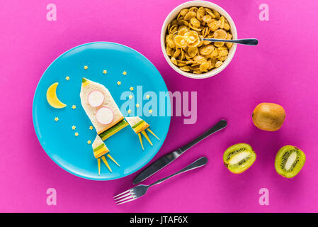 Blick von oben auf die lustige Sandwich in Form von Raketen und Getreideflocken mit Kiwi zum Frühstück Stockfoto