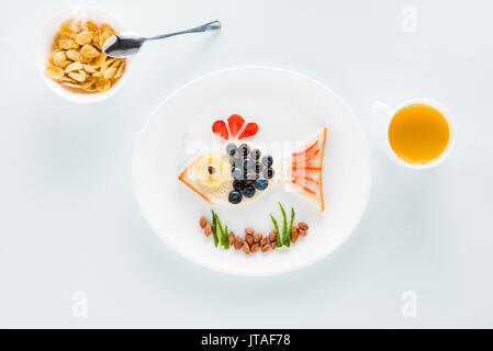 Blick von oben auf die lustige Sandwich in Form von Fisch und Getreideflocken zum Frühstück Stockfoto