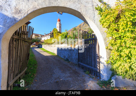 Blick auf das Dorf Partschins mit seinen typischen Kirche. Partschins, Val Venosta, Alto Adige/Südtirol, Italien, Europa Stockfoto