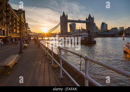 Die Tower Bridge und die City von London Skyline von Butler's Wharf bei Sonnenuntergang, London, England, Vereinigtes Königreich, Europa Stockfoto