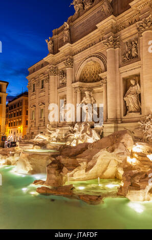 Der Trevi Brunnen unterstützt durch den Palazzo Poli bei Nacht, Rom, Latium, Italien, Europa Stockfoto