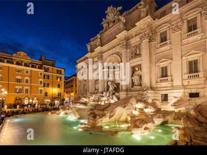 Der Trevi Brunnen unterstützt durch den Palazzo Poli bei Nacht, Rom, Latium, Italien, Europa Stockfoto