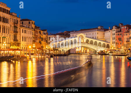 Rialtobrücke (Ponte di Rialto) bei Nacht mit Bootsampelwegen auf dem Canal Grande, Venedig, UNESCO, Venetien, Italien, Europa Stockfoto