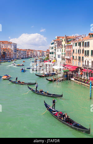 Gondeln, mit Touristen, die auf den Canal Grande, gleich neben dem Fondementa del Vin, Venedig, UNESCO, Venetien, Italien, Europa Stockfoto