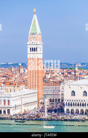 Campanile Turm, und Palazzo Ducale (Dogenpalast), Markusplatz (Piazza San Marco), Venedig, UNESCO, Venetien, Italien, Europa Stockfoto