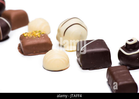 Nahaufnahme der Köstlichen sortiert Schokolade Süßigkeiten isoliert auf weißem Stockfoto