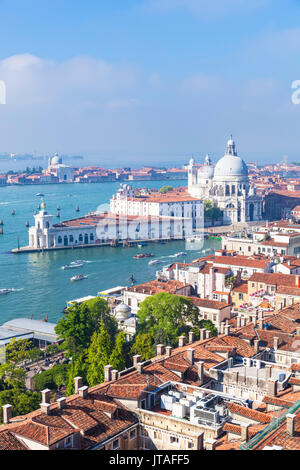 Vaporettos (Wassertaxis), Dächer und die Kirche Santa Maria della Salute, die auf den Canal Grande, UNESCO, Venedig, Venetien, Italien Stockfoto