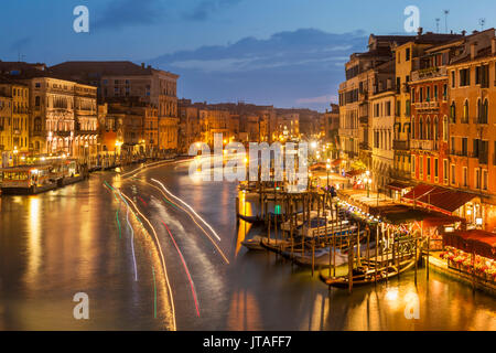 Grand Canal in der Nacht mit dem Boot leichte Wanderwege und Gondeln, auf der Fondementa del Vin, UNESCO, Venedig, Venetien, Italien Stockfoto