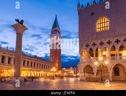 Campanile Turm, Palazzo Ducale (Dogenpalast), Piazzetta, Markusplatz, bei Nacht, Venedig, UNESCO, Venetien, Italien, Europa Stockfoto