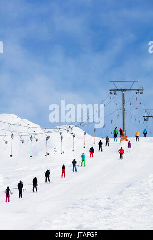 Skifahrer auf ein Schlepplift, Veysonnaz (Verbier), 4 Vallees, Wallis, Schweizer Alpen, Schweiz, Europa Stockfoto