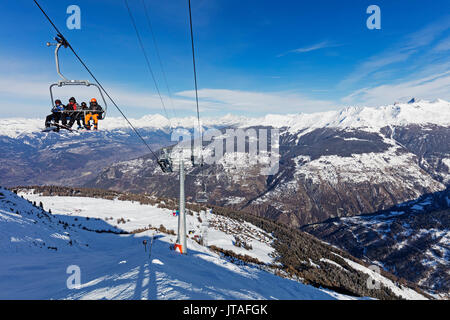 Skifahrer auf einem Sessellift, Veysonnaz (Verbier), 4 Vallees, Wallis, Schweizer Alpen, Schweiz, Europa Stockfoto