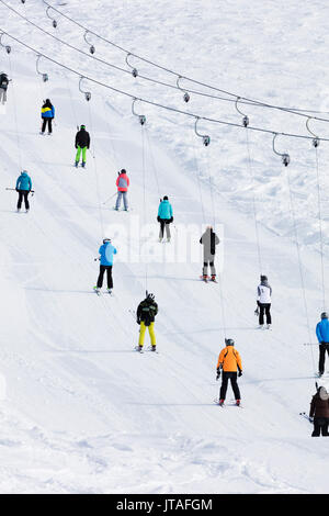 Skifahrer auf ein Schlepplift, Veysonnaz (Verbier), 4 Vallees, Wallis, Schweizer Alpen, Schweiz, Europa Stockfoto