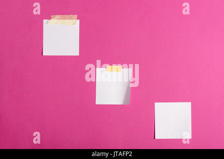 Nahaufnahme der leere weiße Haftnotizen isoliert auf Rosa Stockfoto