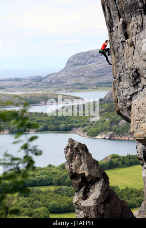 Ein Bergsteiger Skalen eine schwierige Route in der Hanshallaren Höhle, Flatanger, Norwegen, Skandinavien, Europa Stockfoto