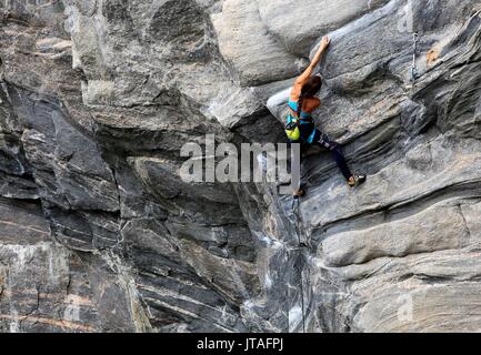 Ein Bergsteiger Skalen eine schwierige Route in der Hanshallaren Höhle, Flatanger, Norwegen, Skandinavien, Europa Stockfoto