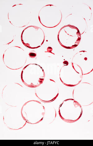 Haufen Rotweinflecken und Tropfen isoliert auf weißem Stockfoto