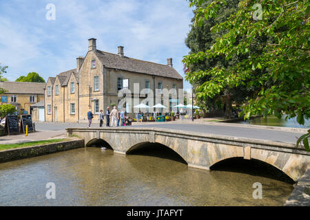 Alte Brücke über den Fluss Windrush, Bourton auf dem Wasser, Cotswolds, Gloucestershire, England, Vereinigtes Königreich, Europa Stockfoto