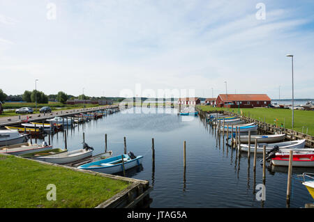 Dänemark, Nordjütland, Nibe. Die Städte in der Marina/Hafen mit typischen roten Holz- dänischen Gebäude und Schiffe. Stockfoto